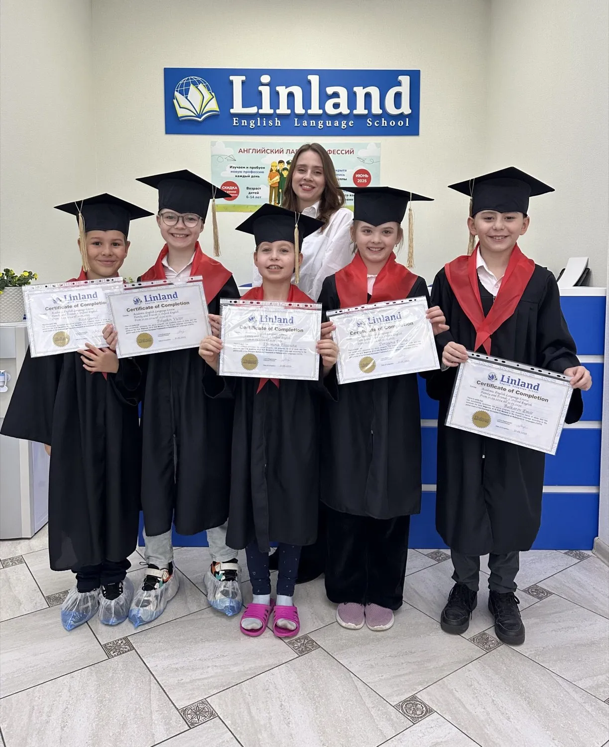Школьники Linland с сертификатами на выпускном