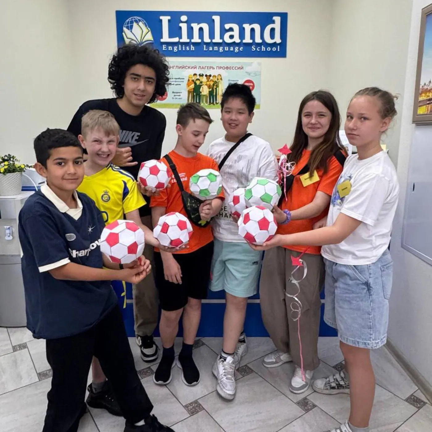 Ученики летней программы Linland с мячами в школе