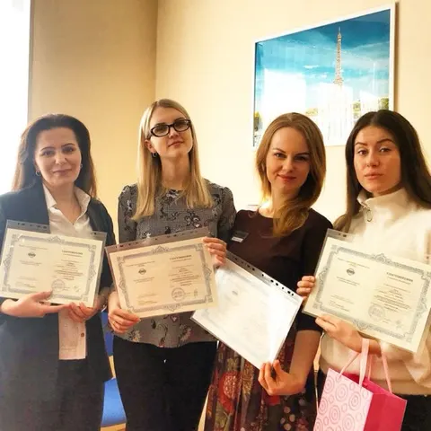 Педагоги Linland с удостоверениями о повышении квалификации